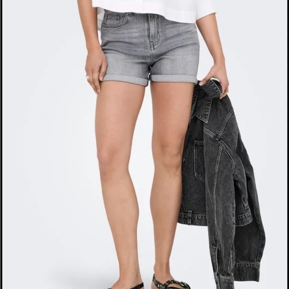Nicole miller New York Stylish Gray Jean Shorts - Picture 1 of 7